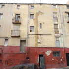 El edificio afectado en la calle Veguer Carcassona del Barri Antic.