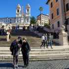 Turistes amb mascareta visiten la plaça Espanya de Roma.