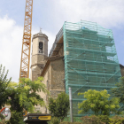 El andamio y la gran grúa instaladas para reparar el tejado de la iglesia de Alpicat.