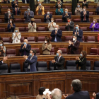 El president, Pedro Sánchez, aplaudit pel seu equip de Govern després de la intervenció al Congrés.