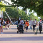 Diverses persones passejant amb i sense mascareta per la plaça Blas Infante.