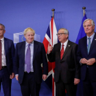 Stephen Barclay, Boris Johnson, Jean-Claude Juncker y Michel Barnier en Bruselas.