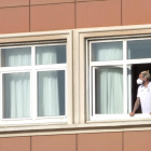 Flores, del Fuenlabrada, ahir traient el cap per una finestra de l’hotel.