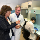 La consellera Jordà en un moment de la visita al Laboratori de Sanitat Animal i Vegetal de Catalunya