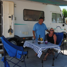 Luigi i Helene, asseguts davant de la seua autocaravana al recinte del celler dels Vilars d’Arbeca.