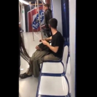 Un jove esmola un ganivet al metro de Madrid