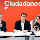 Imatge de Manuel Villegas, Albert Rivera i Inés Arrimadas a la reunió de Ciutadans, ahir.