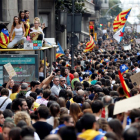 Miles de estudiantes se manifestaron ayer al mediodía por el centro de Barcelona.