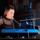 La joven compositora de Golmés de 16 años, Xènia Páez, durante un concierto. 