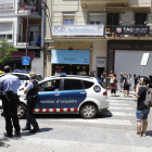 La PAH intentó impedir el acceso al bloque de urbanos y mossos, que cortaron la calle al tráfico.