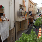 Balcones y ventanas de Puigverd de Lleida lucían ayer engalanados para vivir la fiesta de Sant Jordi, aunque sea desde el propio domicilio.