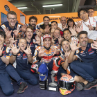 Marc Màrquez celebra amb l’equip la vuitena victòria de la temporada al Mundial, que li dóna opcions de proclamar-se campió al GP de Tailàndia.