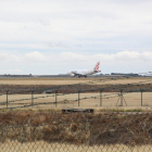 Un avió de l’aerolínia Volotea, a les instal·lacions de l’aeroport d’Alguaire el mes de juny.