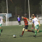 Un jugador de l’EFAC porta la pilota seguit per un altre del Balàfia, ahir durant el partit.