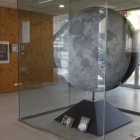 Maqueta de la Luna entregada por la NASA a Joan Oró. 