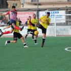 Un jugador del Balaguer golpea el balón rodeado de rivales que tratan de impedir que dispare a puerta.