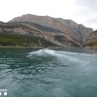 Una de las embarcaciones a motor navegando por las aguas de Canelles. 