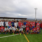 Los jugadores del Tremp y los del Pobla posaron juntos demostrando la gran deportividad de ambos.