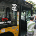 Imagen de archivo de un bus de Lleida con wifi.
