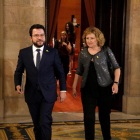 Aragonès, ayer, con la presidenta de la comisión de Economía del Parlament, Teresa Pallarès.