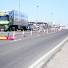 El tancament parcial de la carretera de Vallmanya per reparar l’avaria a la xarxa d’aigua d’Alcarràs.