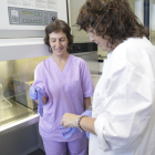 Teresa Jordà, a la nova sala de bioseguretat del Laboratori de Sanitat Animal i Vegetal de Catalunya.