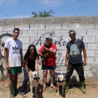 Voluntarios y la responsable de la protectora Lydia Argilés de Lleida, ayer con algunos de los perros.  