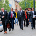 L’exconseller de Cultura Lluís Puig (centre), ahir a l’arribar al jutjat de Brussel·les amb els seus advocats.