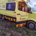 Imagen de la ambulancia que quedó atrapada en el barro ayer al acudir al accidente en La Portella.