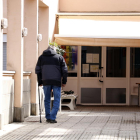 Una de las personas mayores de la residencia de Àger sin síntomas entrando ayer al centro.