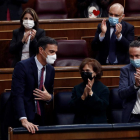 El president del Govern espanyol, Pedro Sánchez , és aplaudit pels vicepresidents de l'Executiu, Carmen Calvo i Pablo Iglesias, després de la seua intervenció en la segona sessió del debat de moció de censura presentada per Vox, aquest dijous al Congrés.