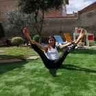 Sílvia Puigarnau haciendo un ejercicio en sus clases online en el jardín de su casa en Agramunt.