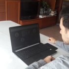 Un estudiant de la Universitat de Lleida (UdL), al seu domicili durant una classe virtual.