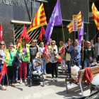 Mobilització ahir de CCOO i UGT d’acció social davant la seu de Benestar Social a Lleida.