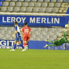 Els jugadors del Lleida, capcots després d’encaixar un dels quatre gols que li va marcar ahir el Sabadell.