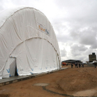 El hangar inflable instalado esta semana en Alguaire, con la terminal y la torre de control al fondo.