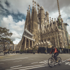 Insólita imagen ayer del entorno del templo de la Sagrada Família de Barcelona, casi desierto.