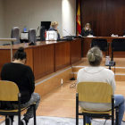 La mare –esquerra– i el padrastre –dreta–, ahir durant el judici a l’Audiència de Lleida.