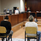 La madre -izquierda- y el padrastro -derecha-, ayer durante el juicio en la Audiencia de Lleida. 