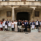 Fotografia de grup dels premiats en la IV edició de la Beca ICG, ahir al Palau de la Generalitat.