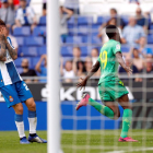 Isak celebra el gol del 3-1, que dejó tocado y hundido al Espanyol.