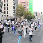 Alrededor de 120 trabajadores del sector de la estética se concentraron ayer en Lleida para exigir al Govern la reapertura de sus negocios.