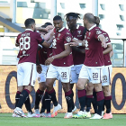 Los jugadores del Torino celebran su tanto frente al Parma.