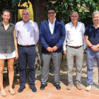 Ferran Aril en el centro, junto a representantes de los dos clubes.