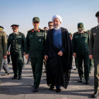 El president iranià, Rouhani, en una desfilada militar ahir.