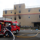 Los bomberos de Kioto trabajaron arduamente para extinguir el incendio en los estudios.