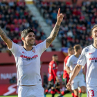 Éver Banega i Sergio Reguilón celebren el segon gol del Sevilla a Palma.
