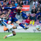 Leo Messi, que va decantar el duel, dispara a porta contra Ximo Navarro.