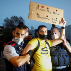 Dos agentes de los Mossos detienen ayer a uno de los manifestantes contra la junta del Barça.