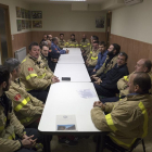 Reunió a Agramunt - Responsables dels bombers voluntaris de Lleida es van reunir ahir a Agramunt per acordar el tancament dels 22 parcs de la demarcació abans del dia 31 de gener i iniciar una vaga indefinida. També van acordar no respondre a le ...